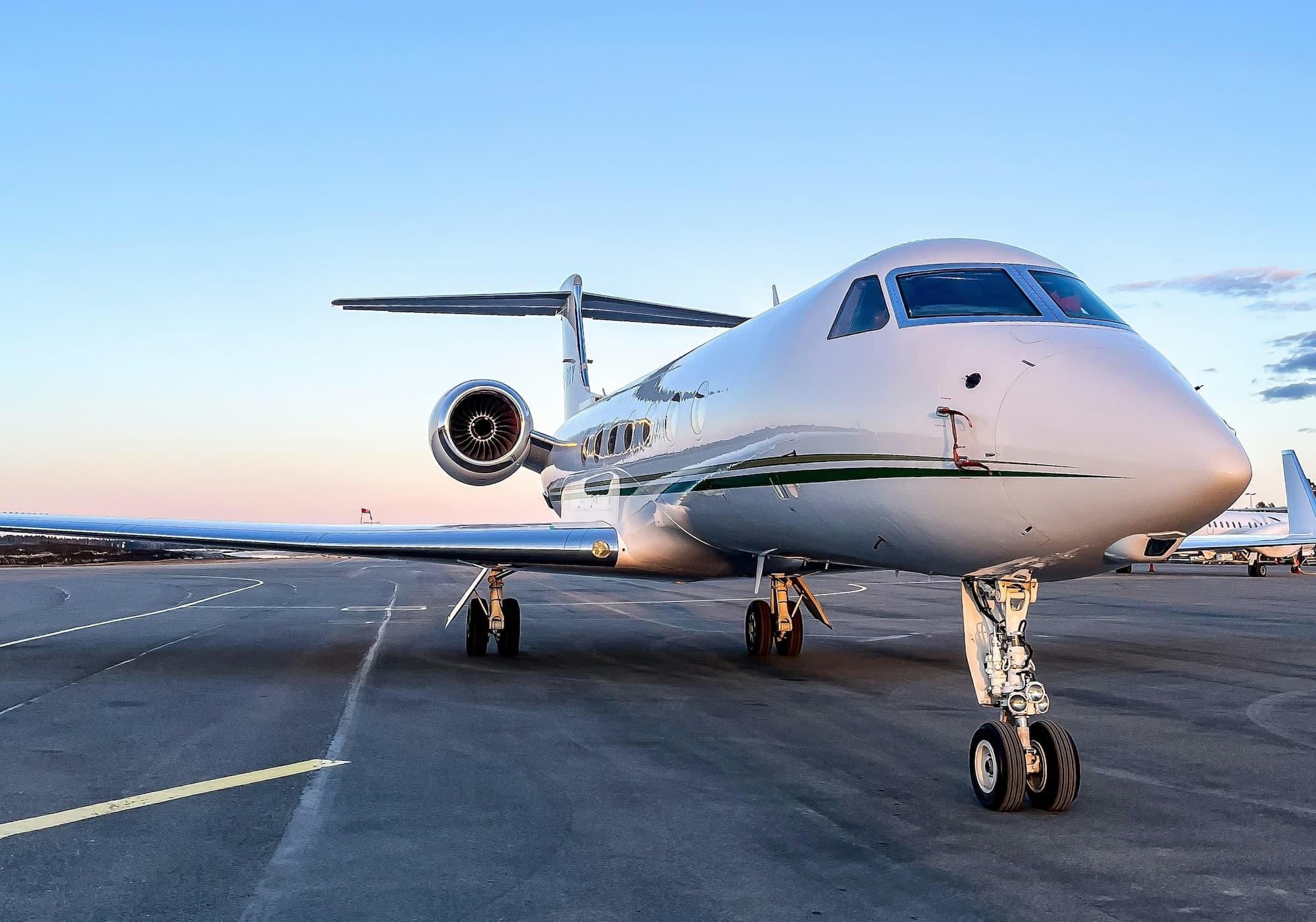Super midsize jet